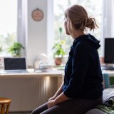 Pour l'OMS, il y a "une urgence à répondre" au problème de la solitude. Davantage de liens sociaux sont positifs pour la santé (image d'illustration). KEYSTONE/DPA/MICHAEL MATTHEY